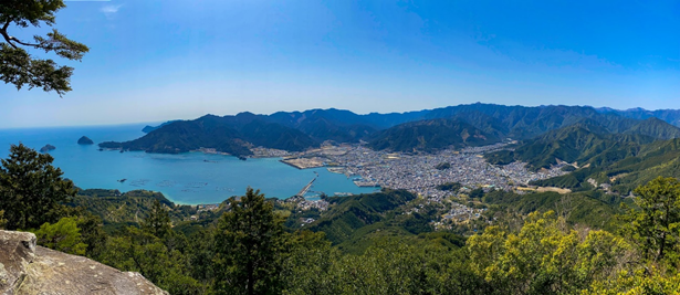 天狗倉山から尾鷲市街地を望んだ写真