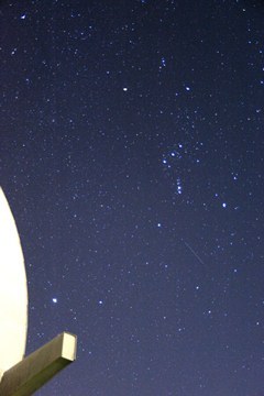 天文科学館のドームとオリオン座の写真
