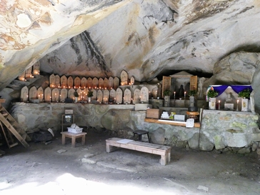 岩屋堂の洞内