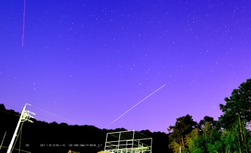 地球の影に入る国際宇宙ステーション（ＩＳＳ）