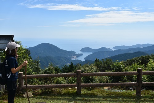 北に志摩半島、南には紀伊の山並が見渡せます。