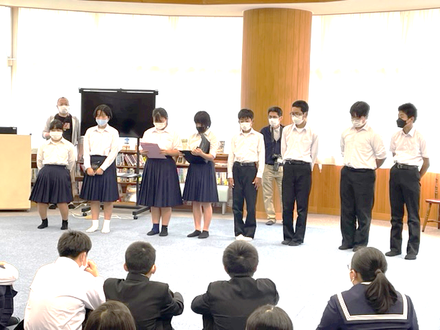 ソフトテニス部が説明する写真